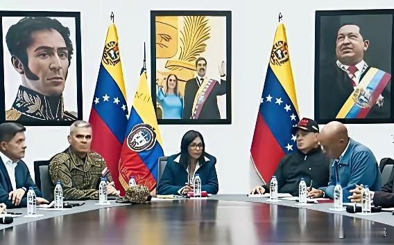 委内瑞拉代总统在主持会议的时候，会议室悬挂着马杜罗和他妻子的照片，不知道这张照片