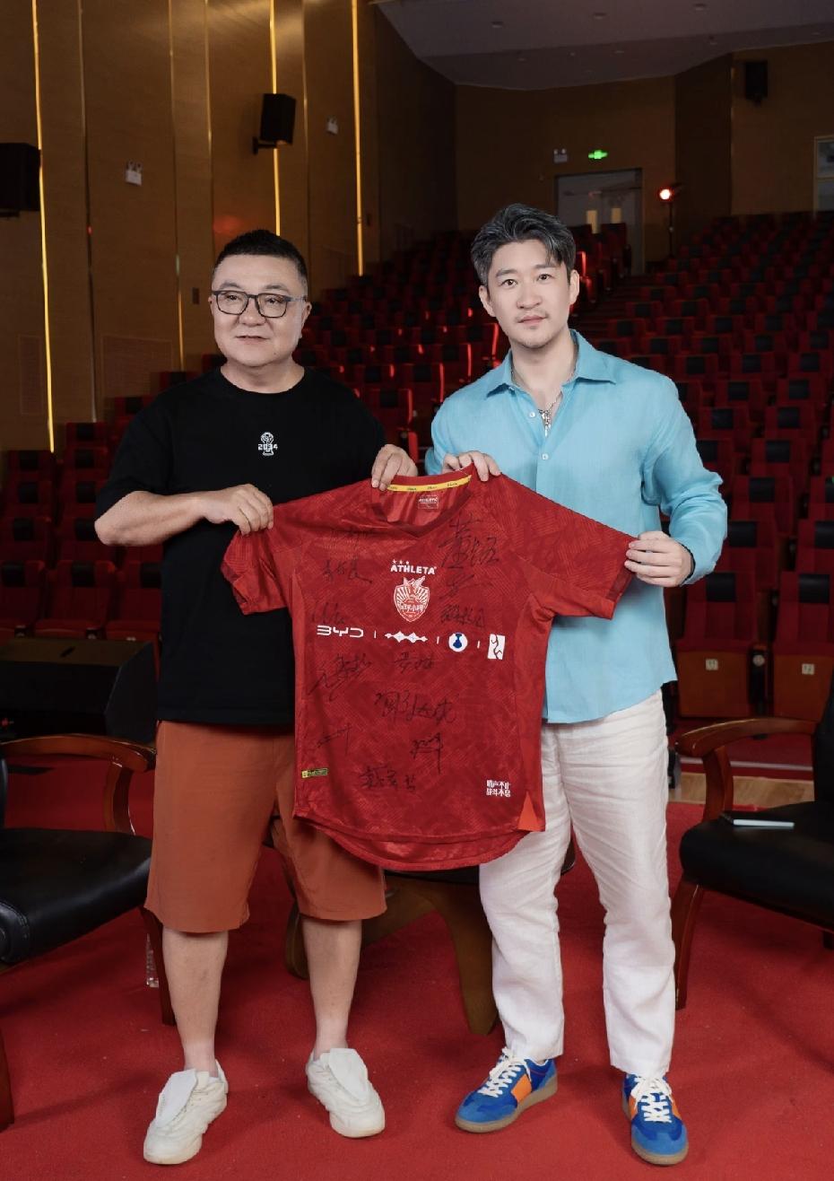 跨界相聚！董路与曹云金同框！
文体圈难得的同框来了！足球解说董路专程赴约，和相声