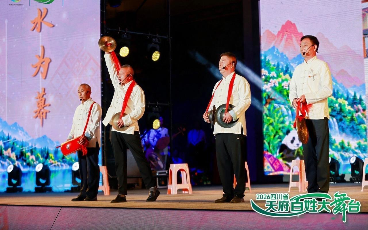 四川这场晚会把山水搬上舞台 再精彩不过今晚的九寨沟，舞台上不只有老调，还有年轻的