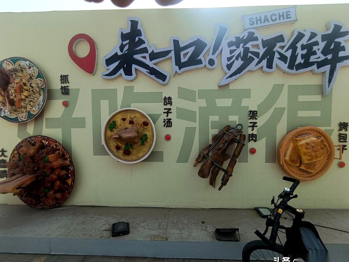 一提到新疆不吃猪肉，很多人脱口而出就是四个字：生活习惯。
但现在，饭馆里的一些场