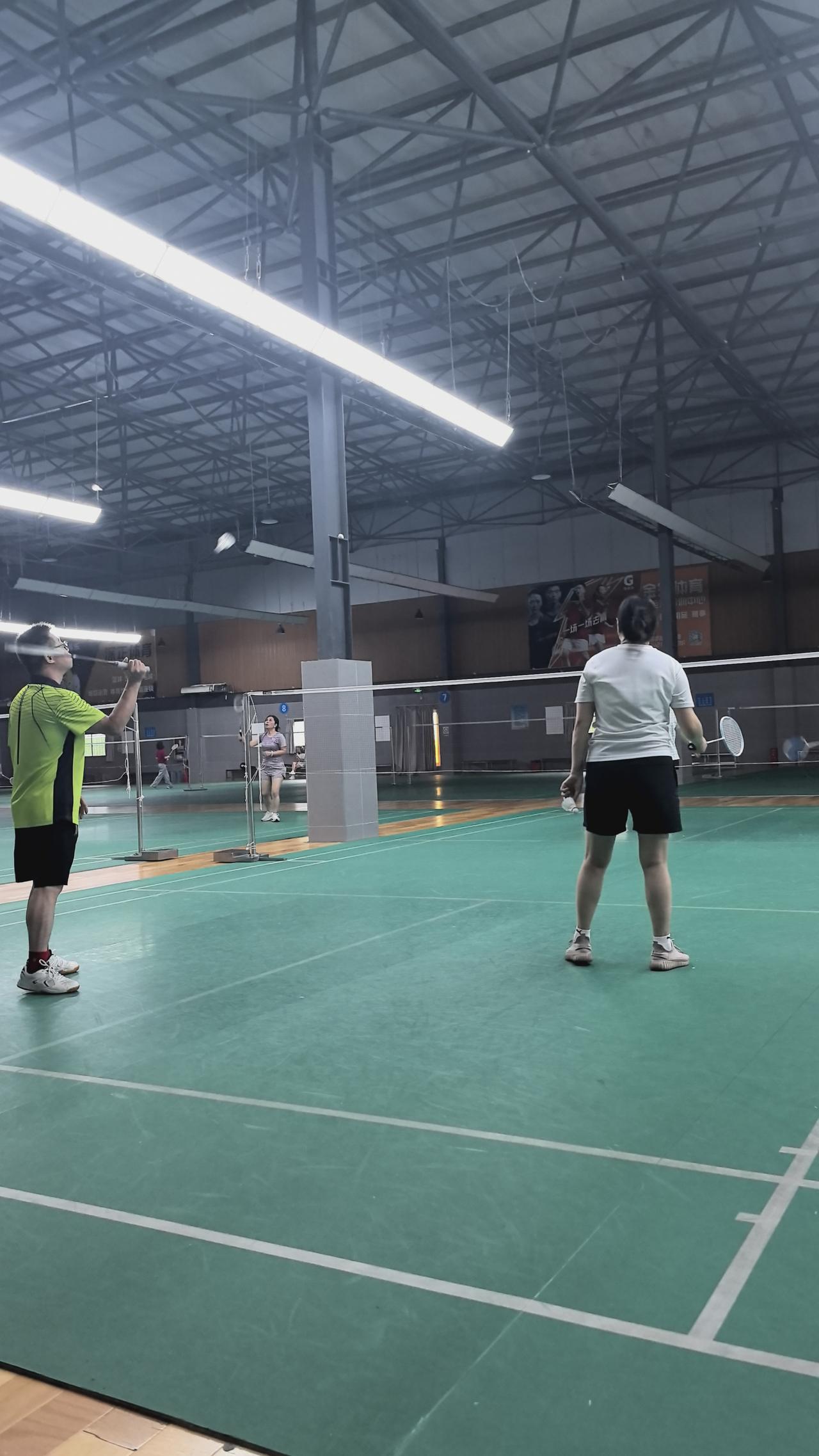 不服老不行，打了两个小时的羽毛球，汗流浃背。累的不行。

好久没运动了，长了一身