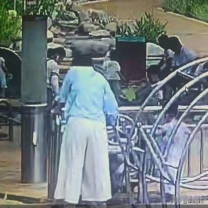 5岁女孩游乐园疑遭电击进ICU！园方先赔后赖：公司要破产！
 
南京陈女士带着5