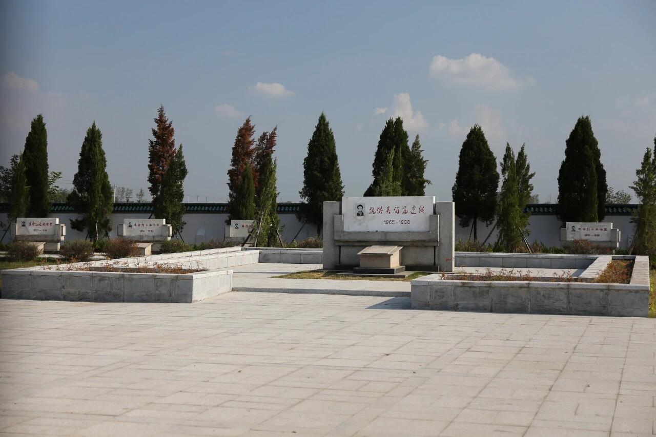 八一建军节 1998年8月1日晚，被高水位洪水浸泡了一个多月的湖北省嘉鱼县簰洲湾