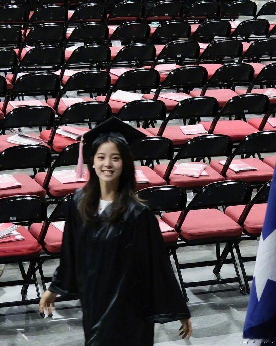 欧阳娜娜晒毕业照，穿学士服与同学一起拍照留恋。近日，美国伯克利音乐学院毕业典礼上