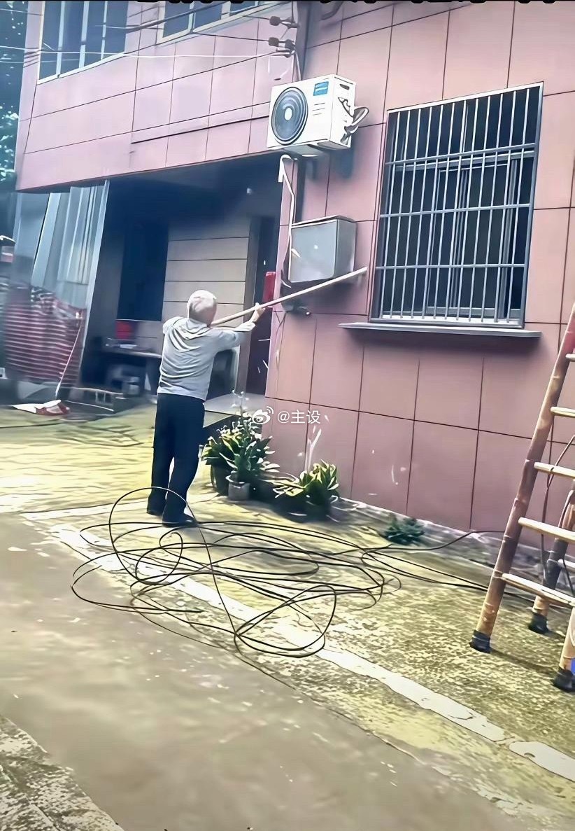 村里拉宽带，把箱子装在了大爷家的墙壁上主线还没接通，大爷就扛着锄头过来把箱子砸了