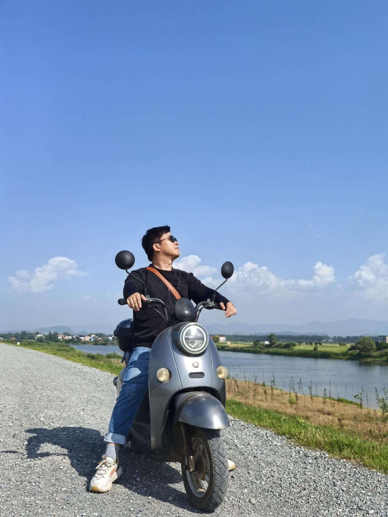 城里的老男孩回到从小长大的故乡，这里的风，这里的水，这里的石子路，都显得格外亲切