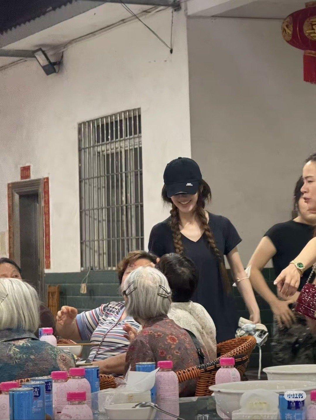 仿佛就在我们村赵露思