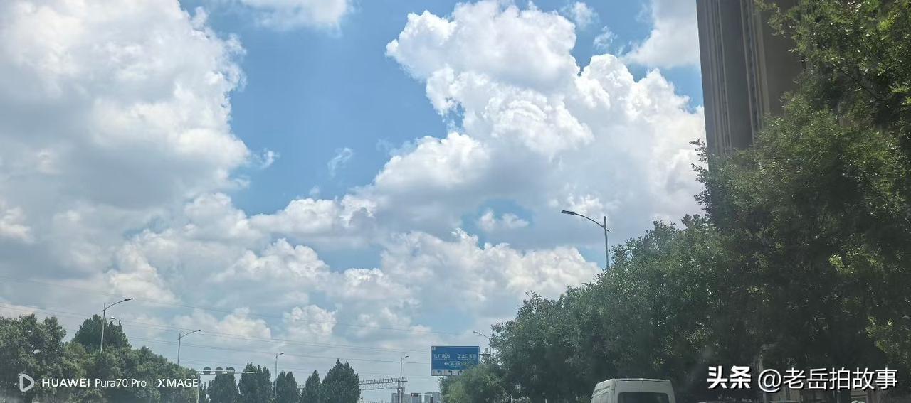 郑州天空随手拍:因为白云的白衬托出了蓝天的蓝！