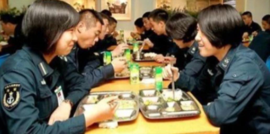 山东舰一天吃掉20头猪，烧光200万油钱，“养航母”到底多烧钱？在中国沿海，30