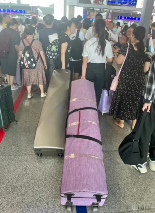 在高铁站，偶然看到两个女生拉着长长的行李箱，着实令人好奇，完全猜不透里面究竟装了