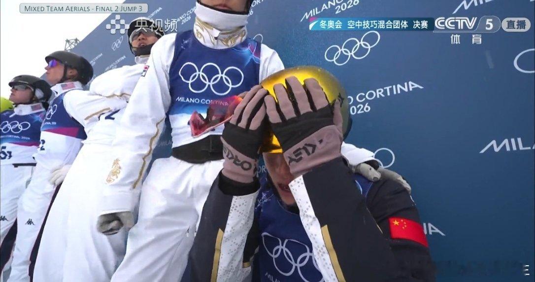 徐梦桃王心迪李天马出战混团李天马哭了，徐梦桃安慰他四年后我们再来 