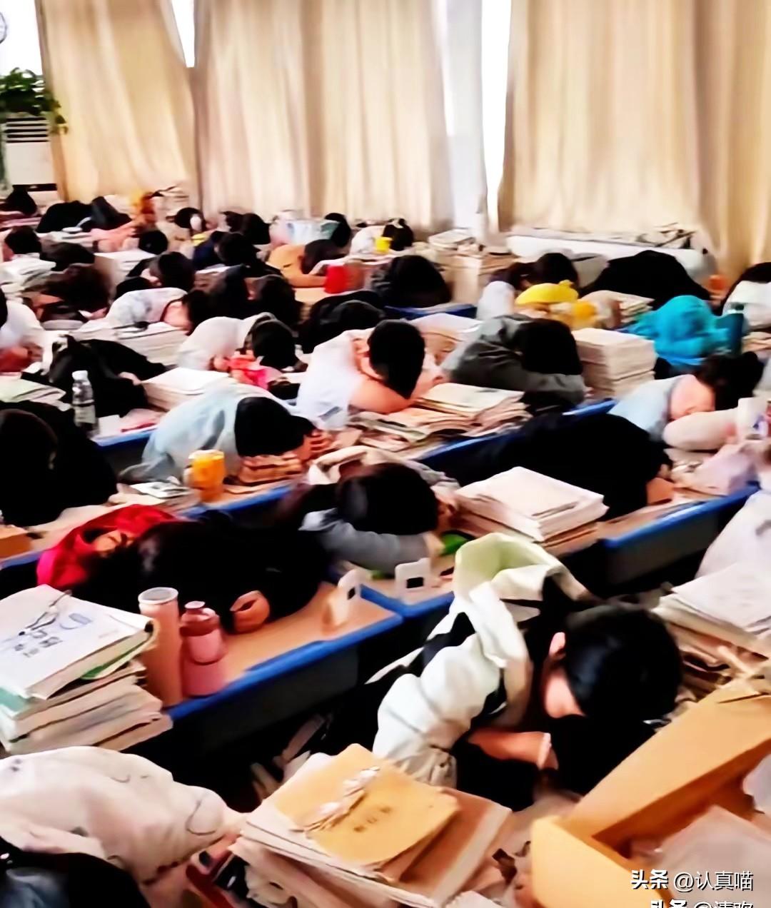 高三教室空了一半，
桌椅整齐，人却少了大半。
听侄女说起这一幕，我心里猛地一沉。