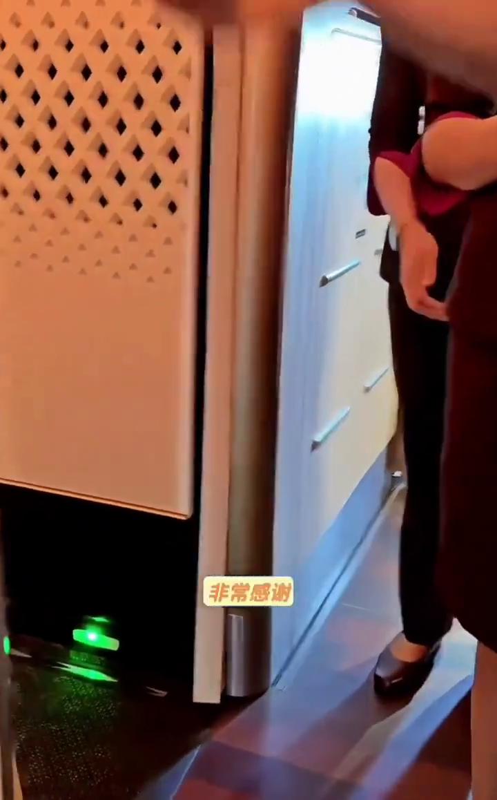 我乘坐了飞机上的总统套房，非常感谢。座位下方和衣柜里。