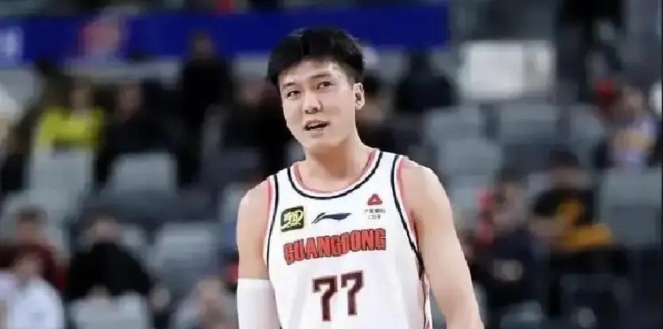 顶薪后卫被裁，18岁新人顶班
 
广东男篮突然放弃黄荣奇，不是他打得差，是球队算