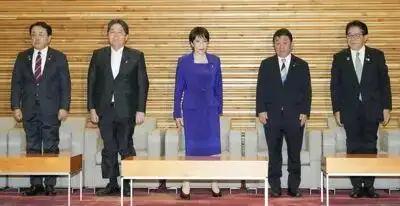 9月17日一早，高市早苗召集所有内阁大臣，在临时内阁会议上集体递交辞呈。很多人第