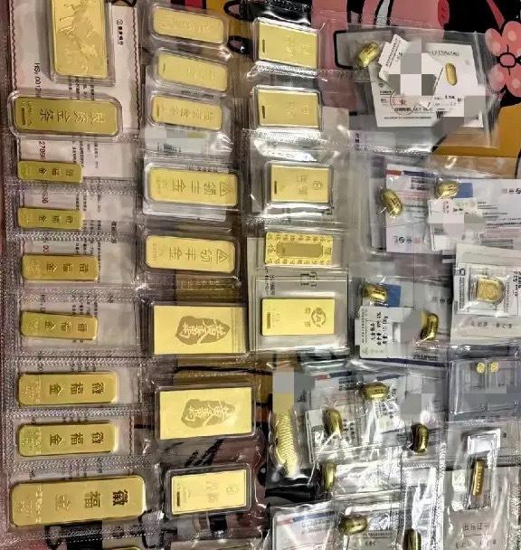 这下好了，昨天卖黄金的估计都快哭了， 前脚刚割完肉，后脚就涨了200美元。 说实