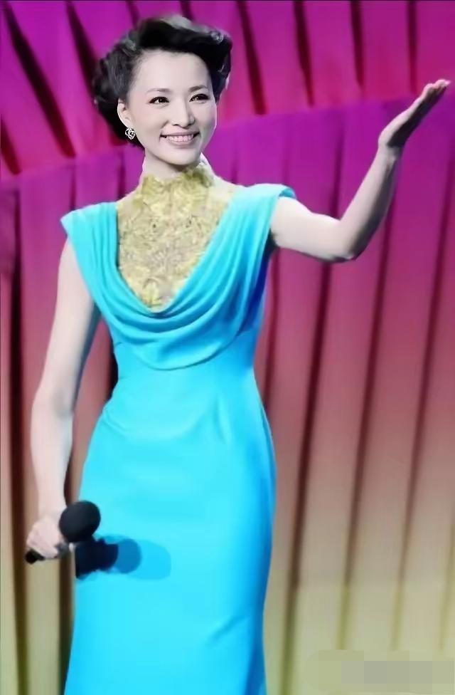 曾经她是当今中央第一才女，最有气质，最有才华的主持人，从屏幕消失四年，全网全国的