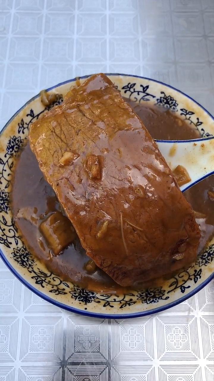 牛排胡辣汤。
当一碗汤汁粘稠的胡辣汤下肚，河南人的一天才算真正到来。无形中改变了