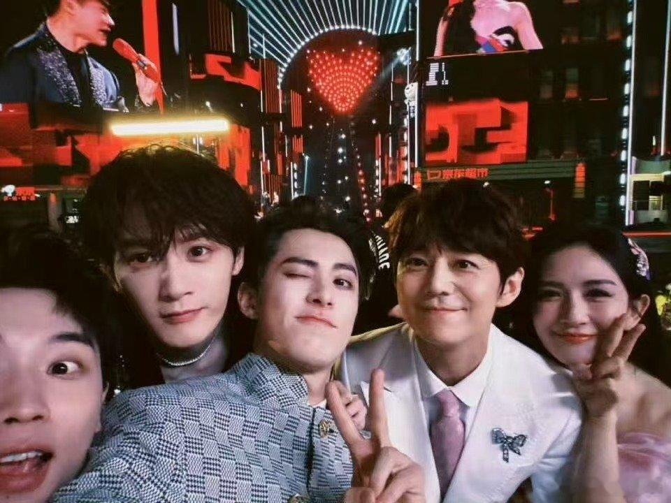 跨年零点第一个拥抱的含金量跨年零点的拥抱，是新年最美好的开场白。江苏卫视让这开场