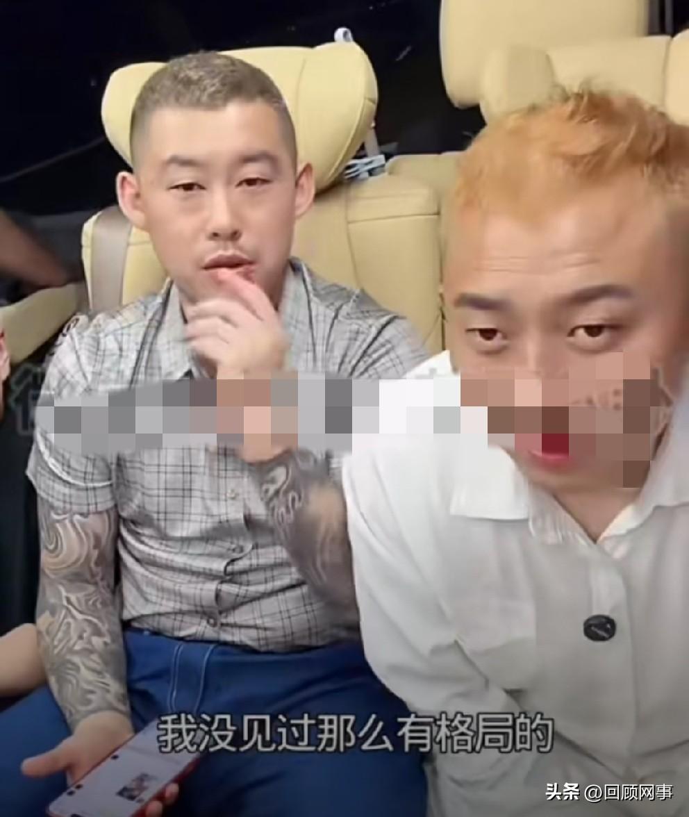阿厦展示私下二驴聊天记录。

         阿厦率领大部队乘坐客车，拉着横幅