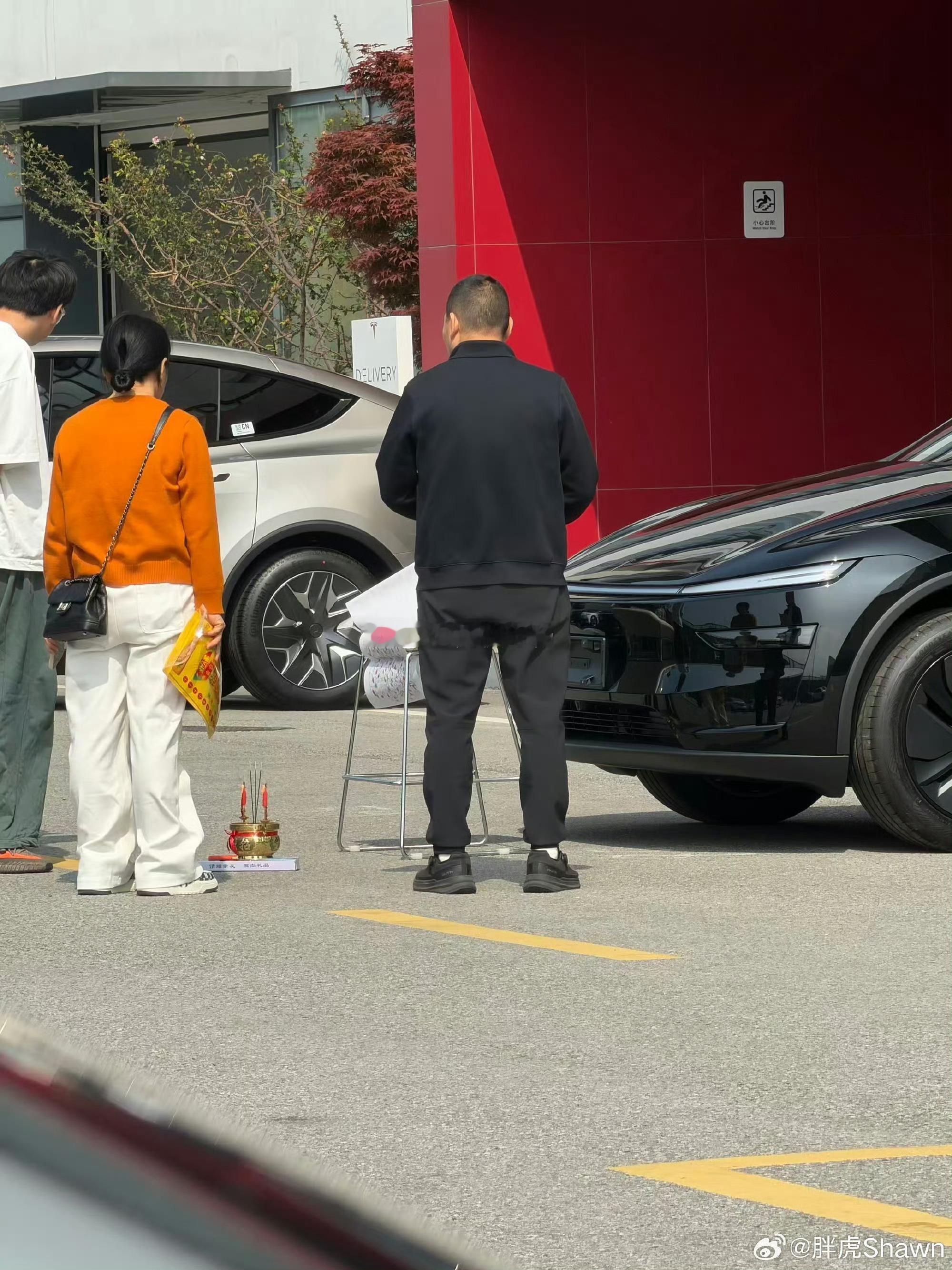 这个特斯拉的提车视频充分证明了一点崇拜各种各样的崇拜汽场全开大v聊车新能源汽车﻿