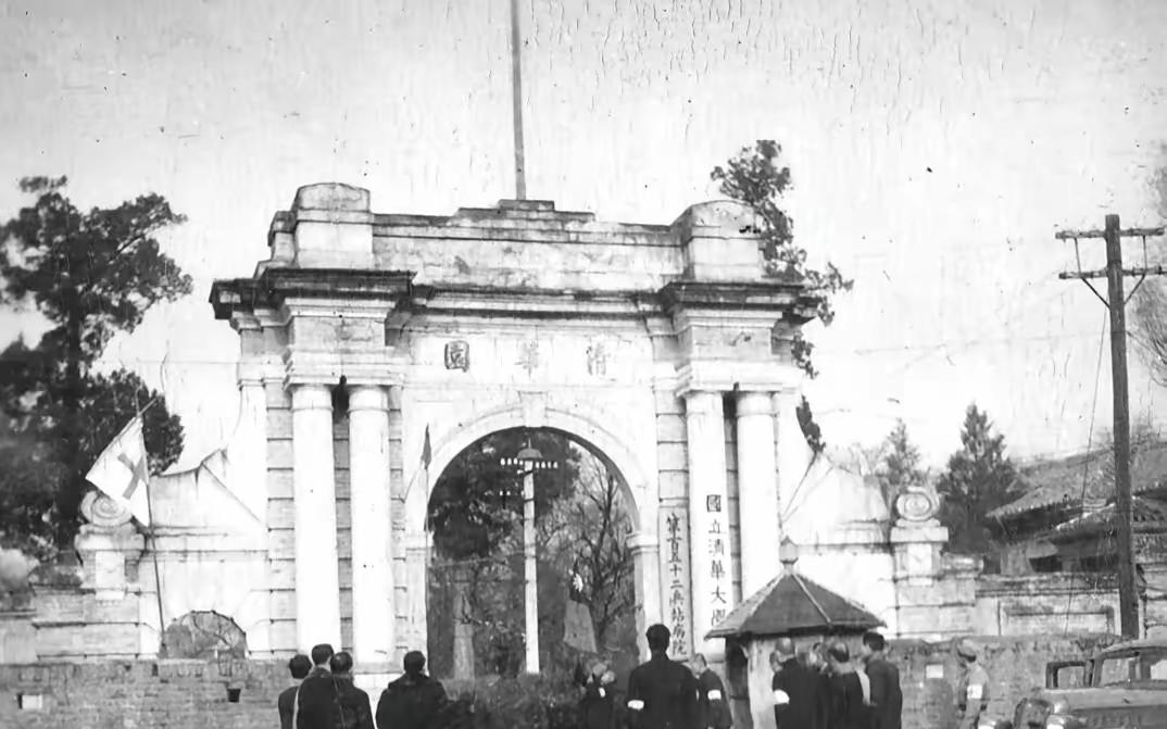 新中国成立后，清华大学最大的战略失误有两个：
一是1952年院系调整时彻底打散文