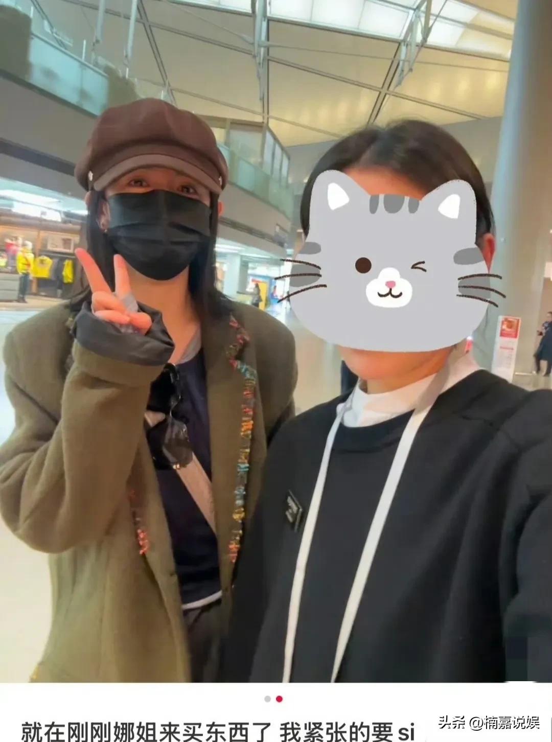 谢娜现身上海虹桥机场买东西，本人看着心情挺好的，感觉没有受到舆论的影响。
她戴着