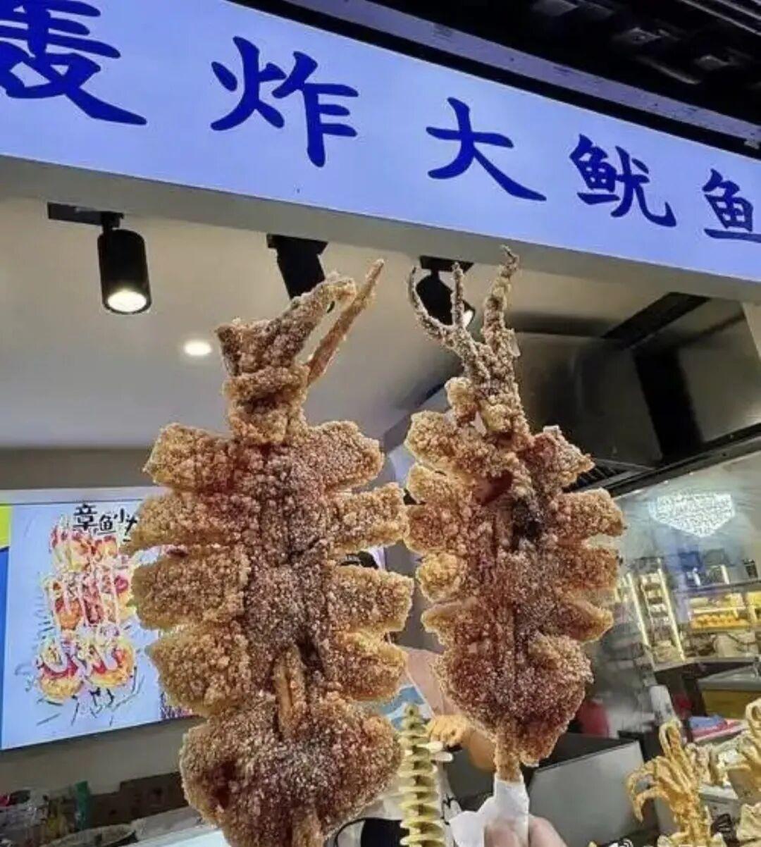 春日生活打卡季卖烧烤的也在凑热闹呀。不过这炸的也非常好，不知道好不好吃。这个世界