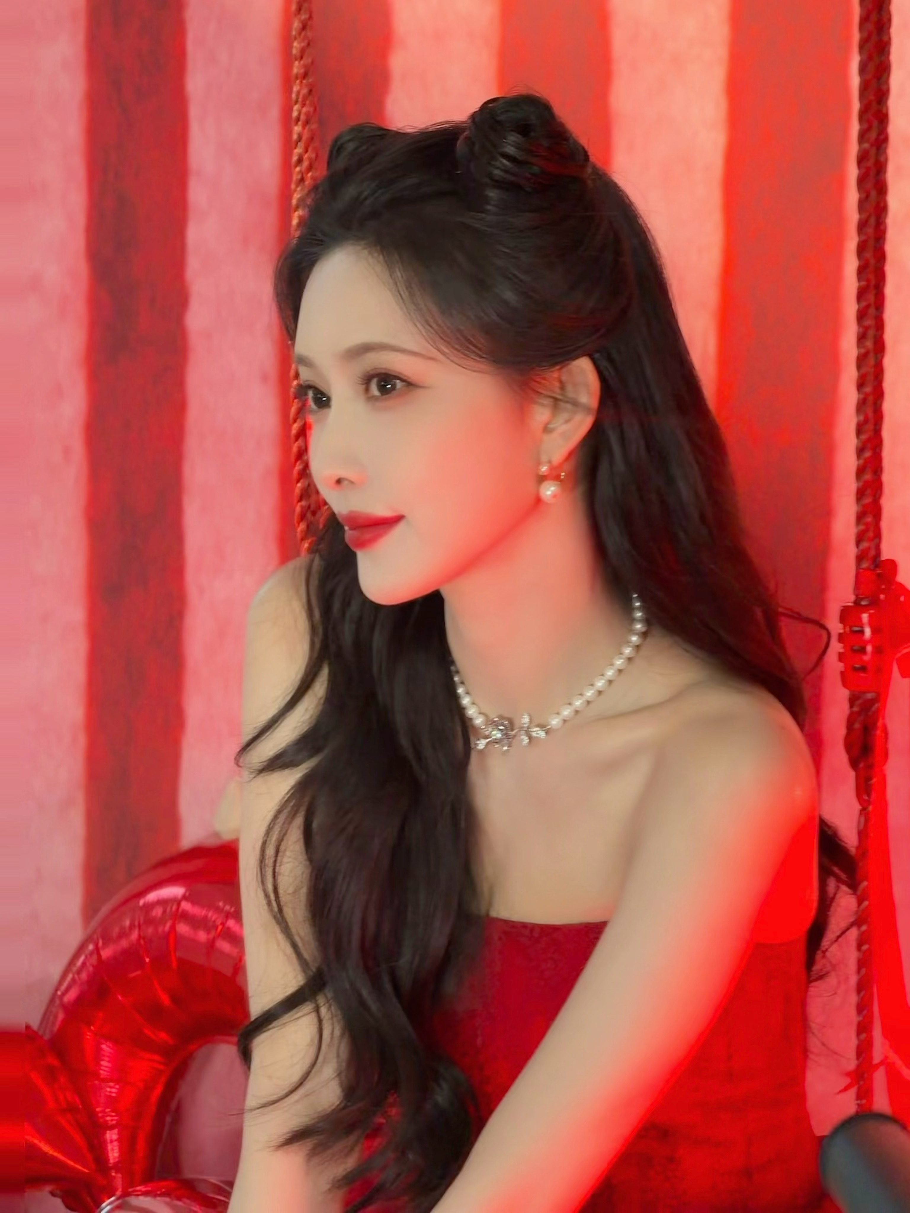 孟子义 先发美图再发红包孟姐红衣造型太美了，直接封神