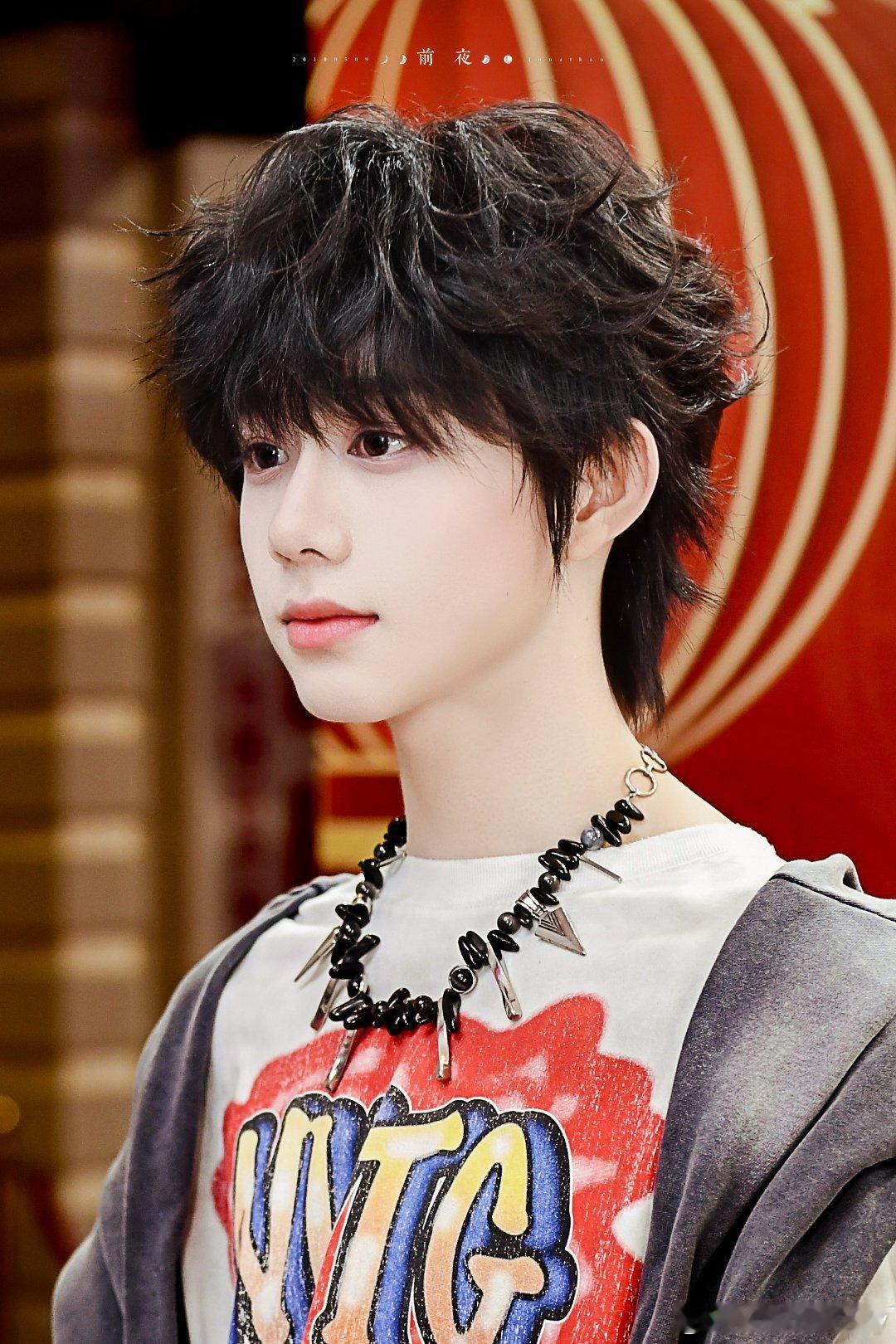 陈奕恒陈奕恒不愧是四代第一全方位top，川渝春晚舞台卷毛造型超级可爱，祝哼哼新的