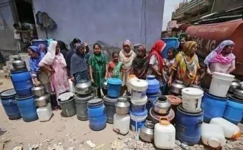 三哥的脑回路真是不一般。明明国内急缺化肥都到了火烧眉毛的时刻，明明想来中国买，却