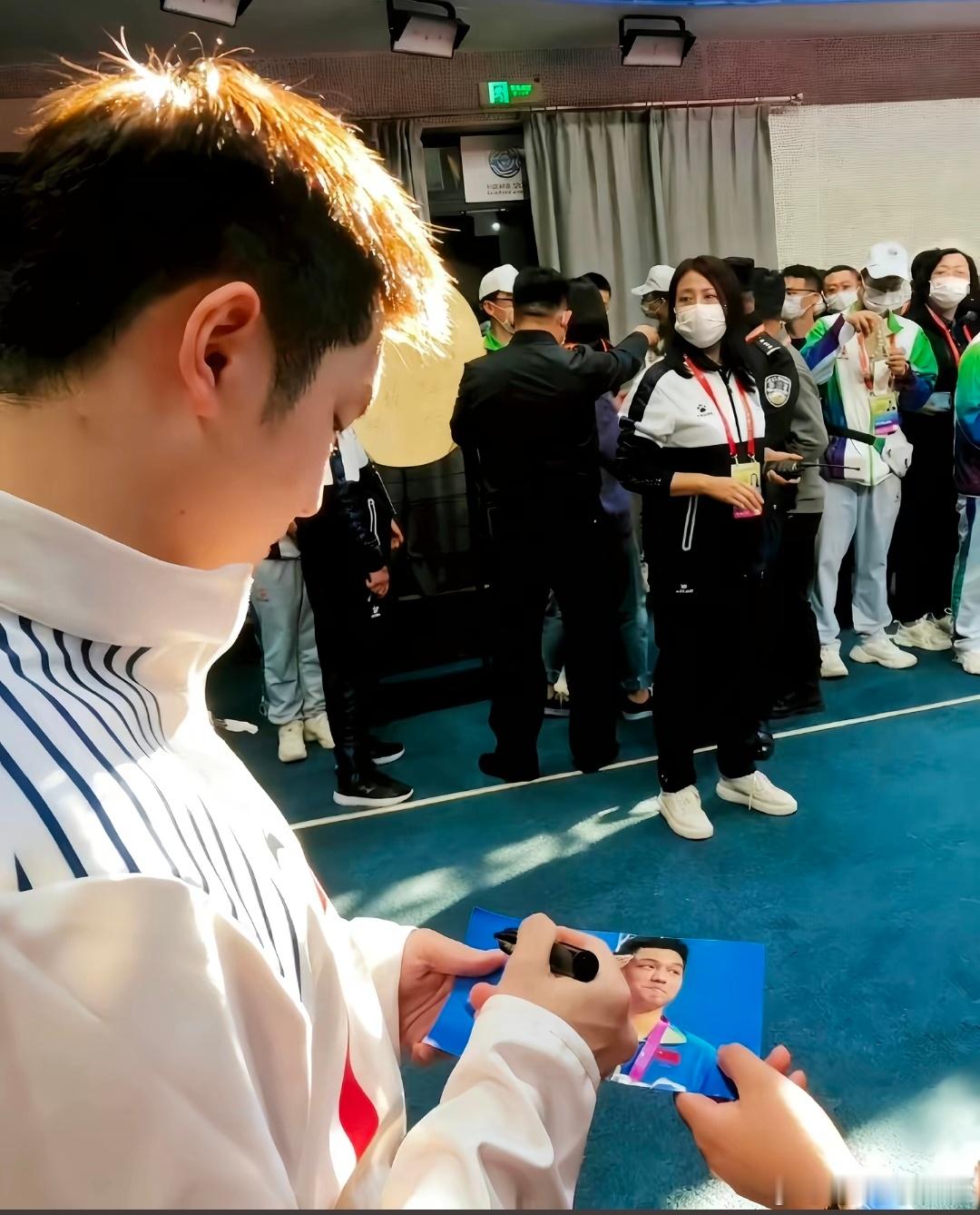 这一幕太有故事感了“好似我的青春回头看了我一眼”樊振东 ​​​