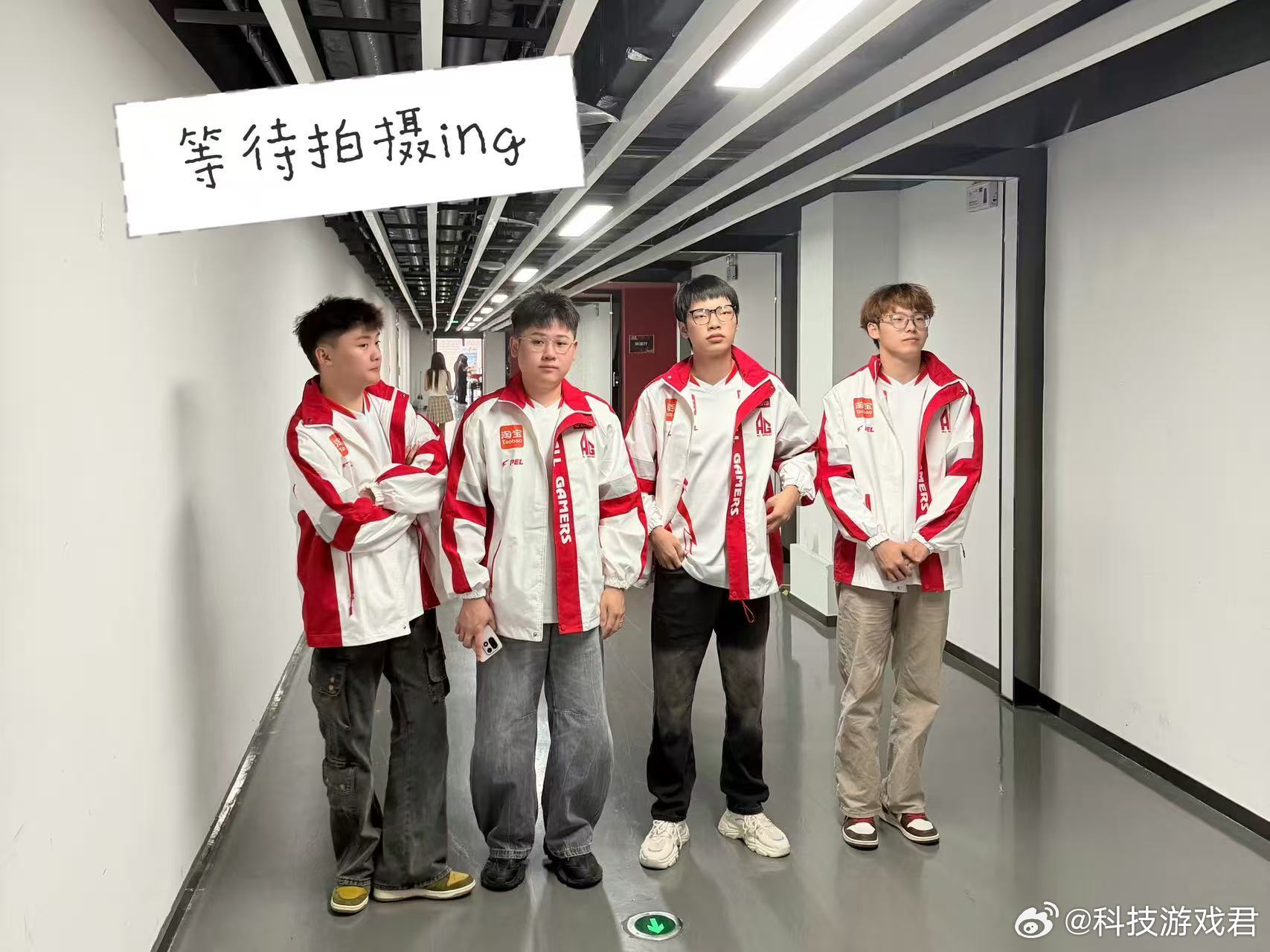 AG晚吟首夺单局MVP晚吟在对局里稳住节奏稳健发挥，凭借亮眼表现拿下职业生涯首个