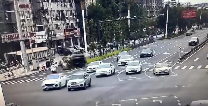 广德车祸司机被刑拘安徽广德车祸家属称两名小孩已去世安徽一商务车发生失控撞人事故 