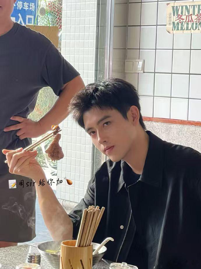 陈飞宇好适合港风造型陈飞宇黑衣港风男 陈飞宇好适合港风造型，真的是太帅了呀，黑衣