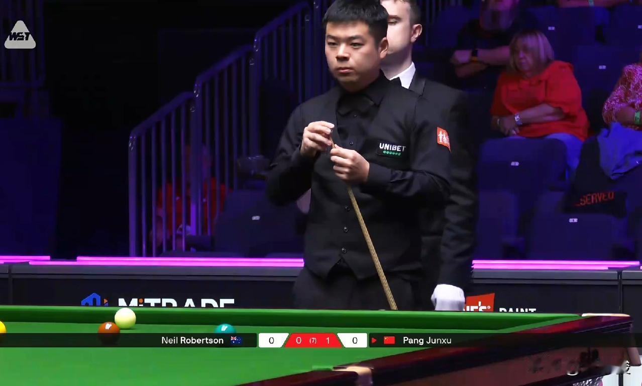英国公开赛首日中国球员战报，今天凌晨，庞俊旭4-1战胜尼尔·罗伯逊，斯佳辉3-4