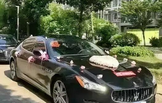 “太缺德了！”2023年，河南洛阳，一男子在婚礼当天租了5辆婚车，其中一辆豪车是