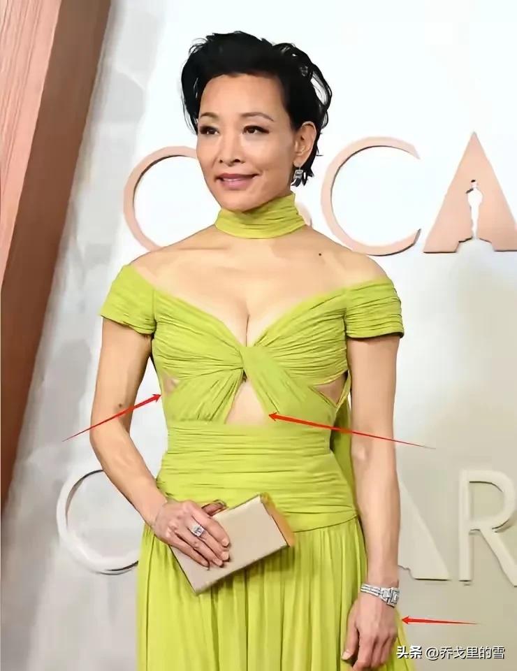陈冲的这个造型真不好看，荧光绿是最丑的颜色，又土又低级，脖子上还来一圈，像个上吊