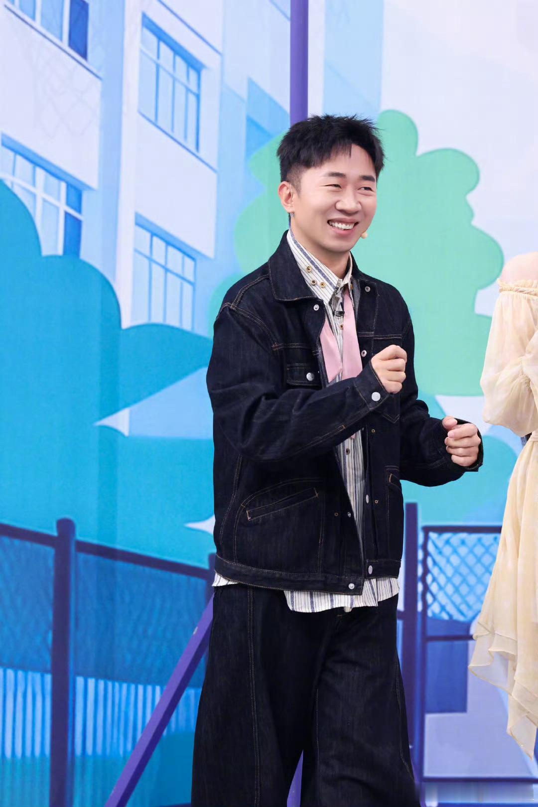 杨迪电动车混入法拉利停车场这期好六男神扎堆登场，全员颜值气质在线。只有杨迪画风格