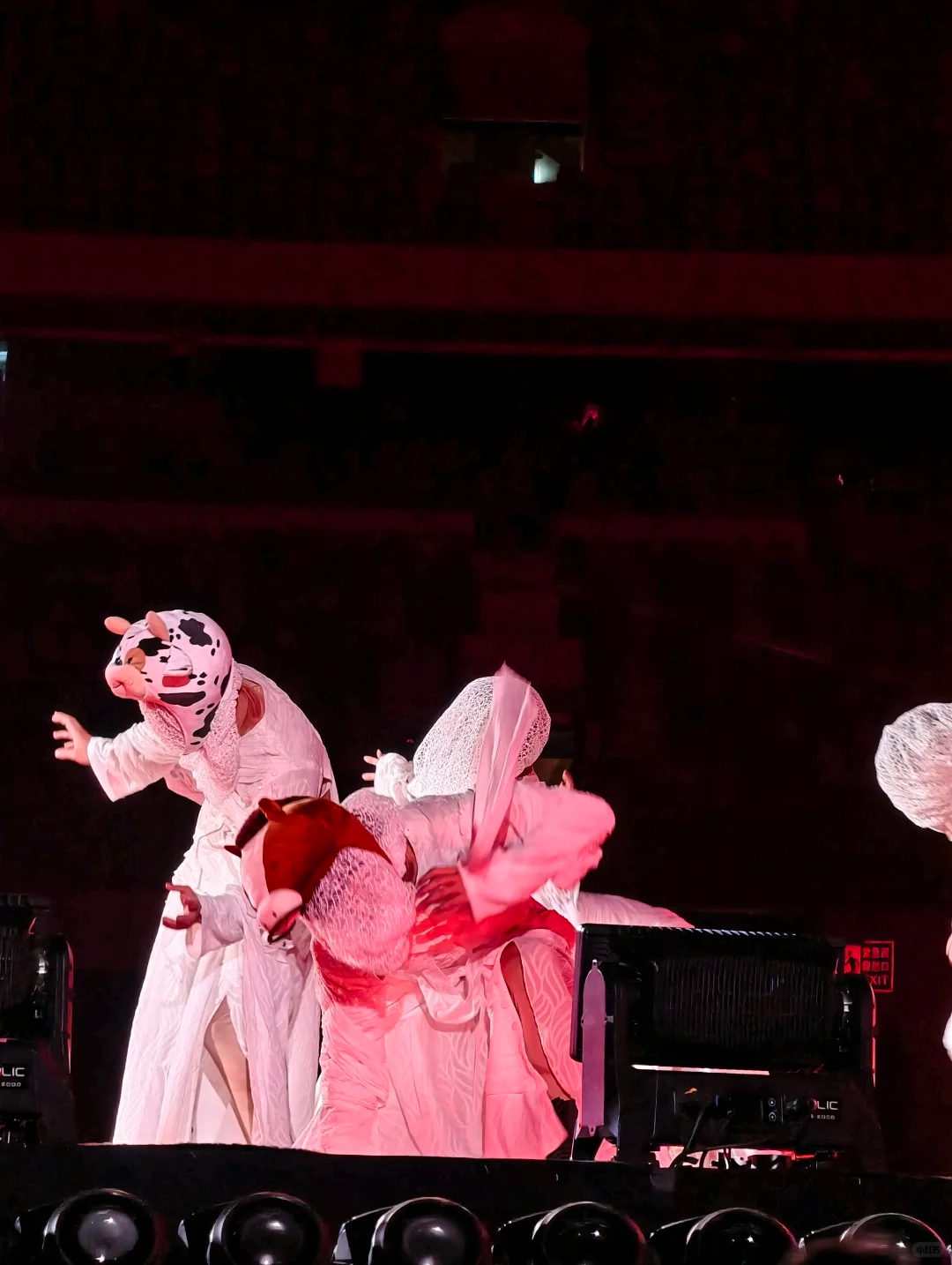 周深在舞台上开牧场周深深圳演唱会从猪肘到🐷🐂🐎🐑动物天团集结，伴舞头套萌