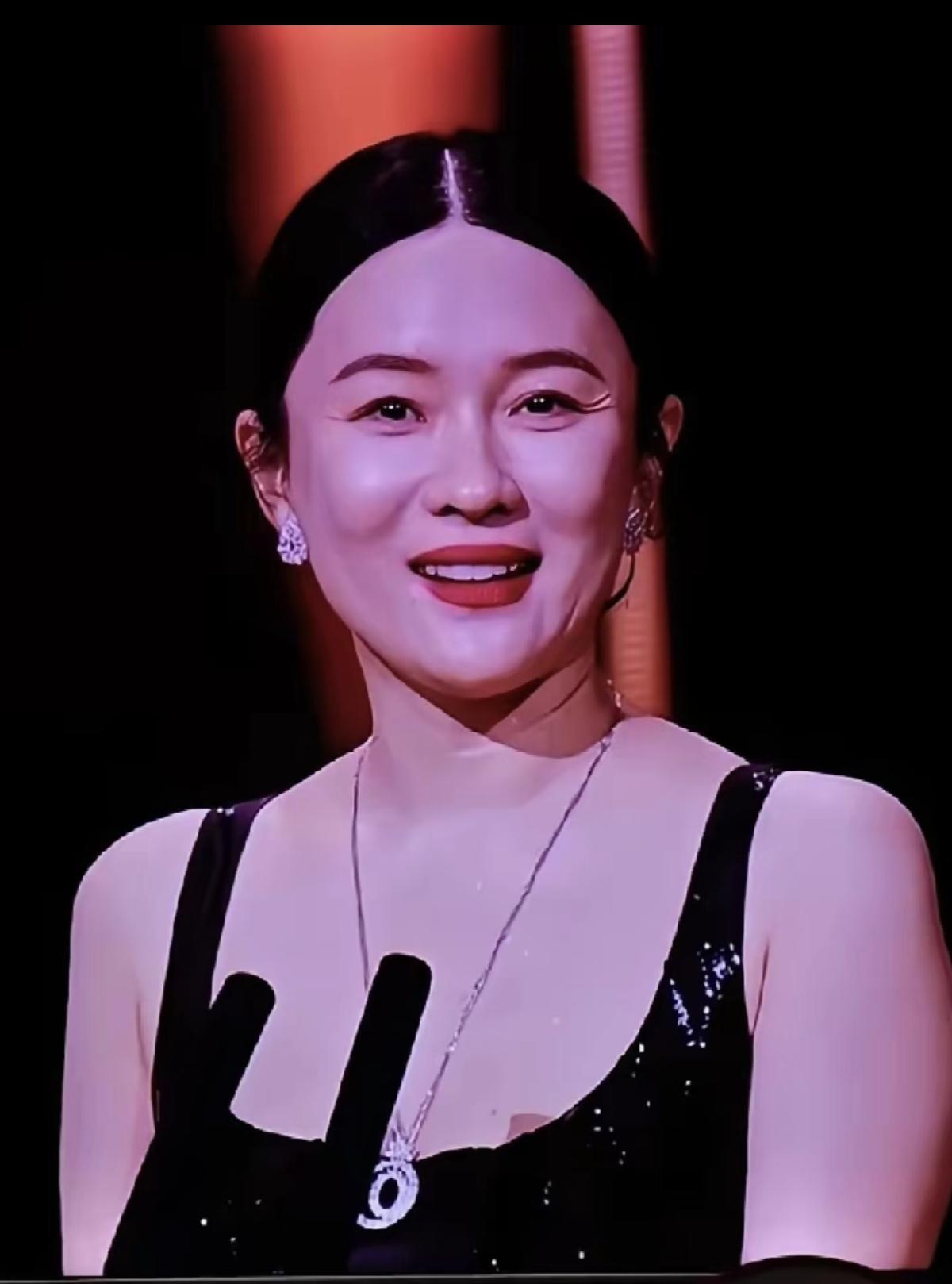 45岁的霍思燕最近亮相金鹰电影节，真是把我惊到了。这张央视镜头怼脸拍的照片，霍思