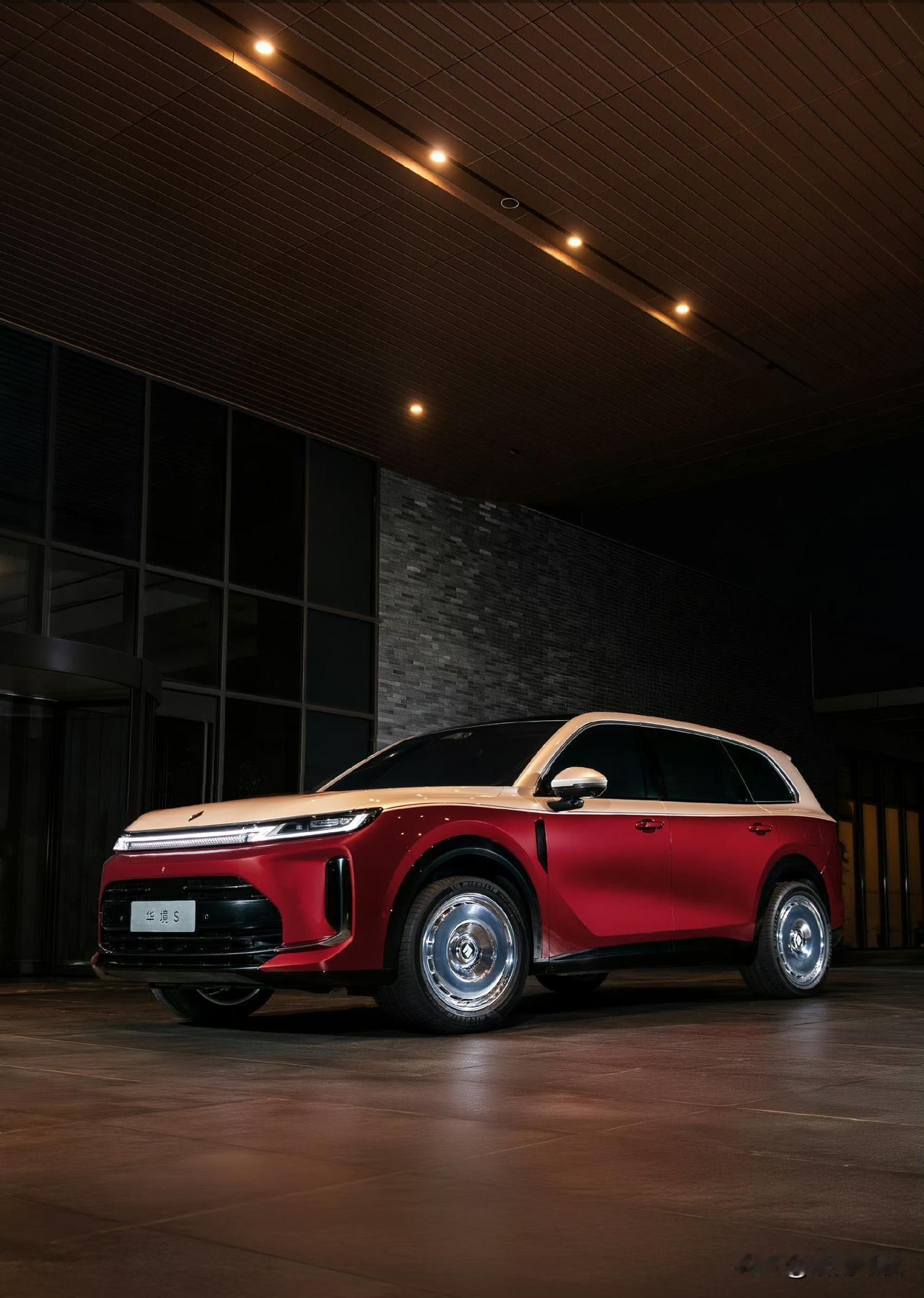 ‌智能驾驶（全系标配）‌：搭载‌华为乾崑ADS Pro增强版‌系统，并首批搭载‌