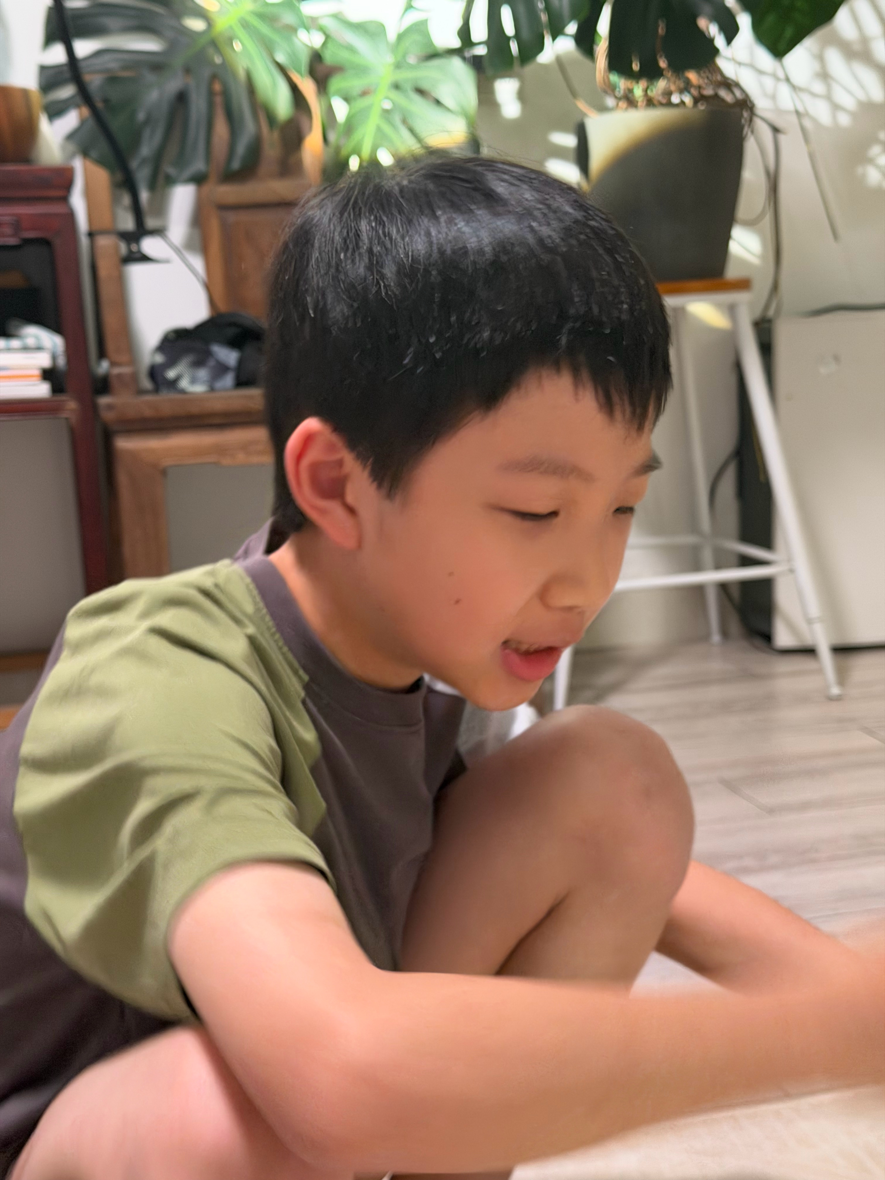 他还不睡觉，在这里和我一直叨叨叨，眼镜亮亮的，神采奕奕，这啥时能去睡啊。 