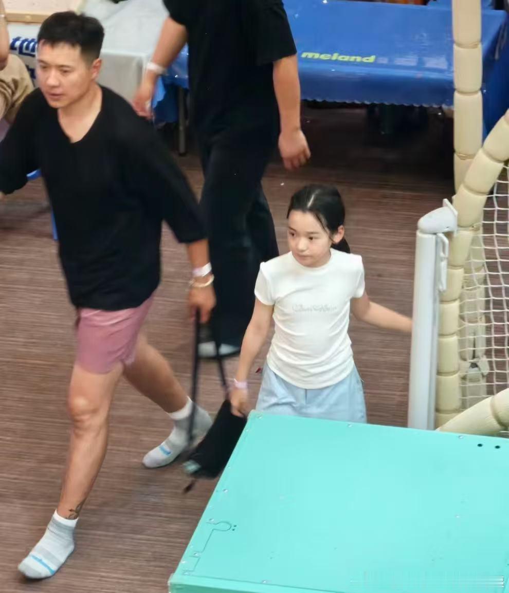 儿童乐园偶遇高云翔小酒窝网友儿童乐园偶遇高云翔小酒窝了！网友儿童乐园偶遇高云翔小