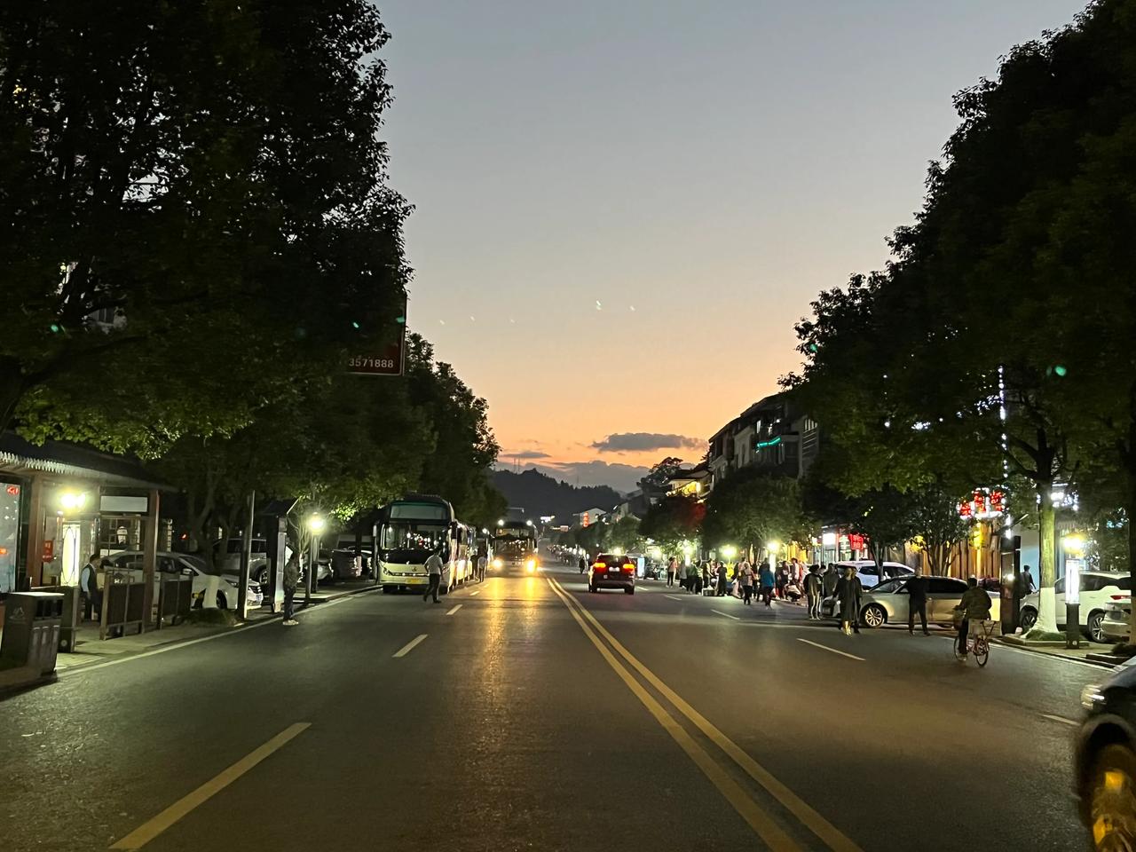 一路山色，随手拍一张风景照夕阳下的街景