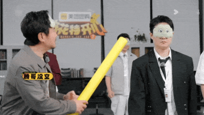 沈腾平等殴打每位沈精兵 谁能不爱这画面啊！让沈腾平等殴打每位沈精兵，简直绝了 ​