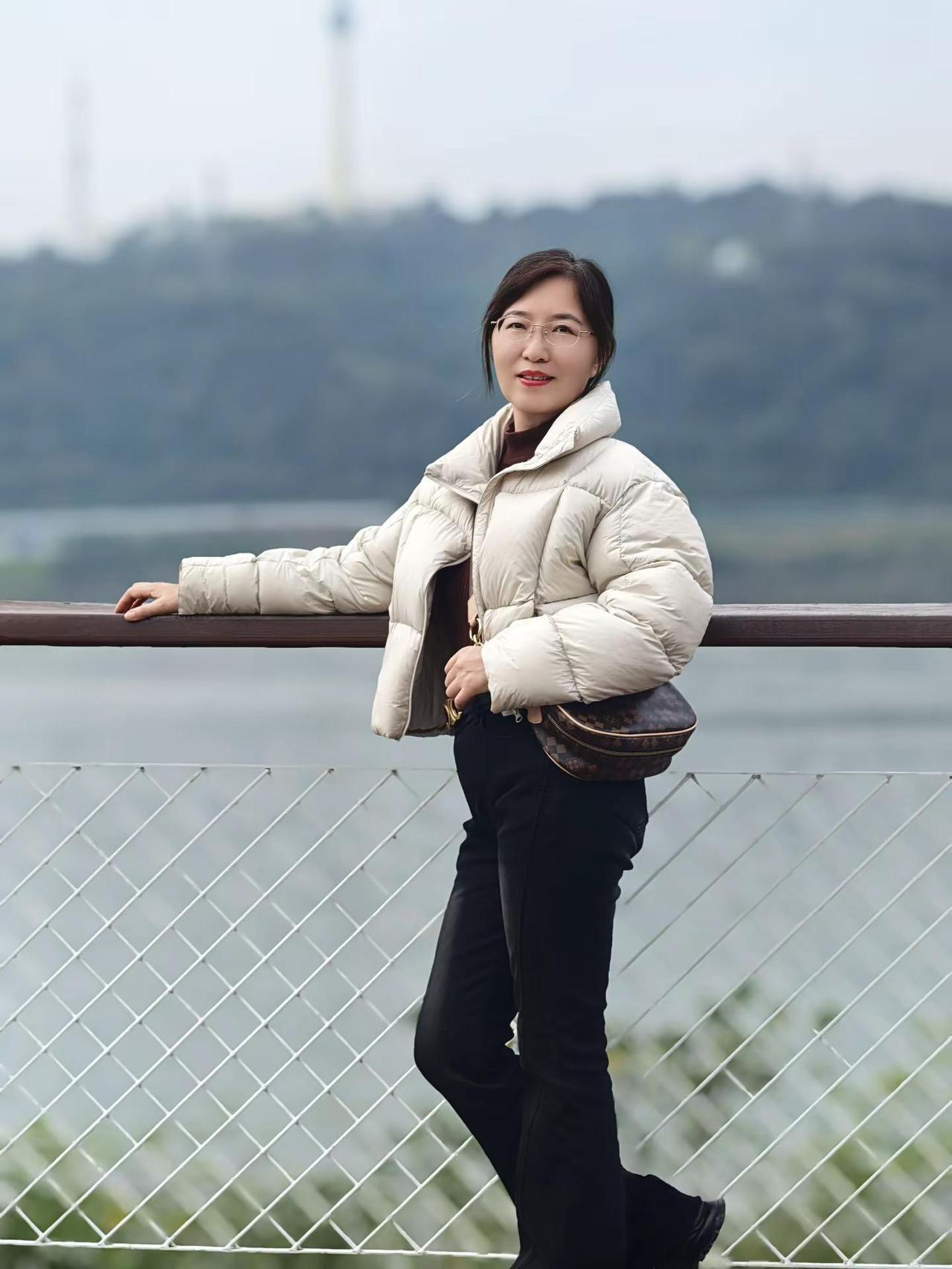 愿你我的冬天，所有的相遇和欢喜抬头可见！诗不在远方，就在你平凡的日子里。把日子过