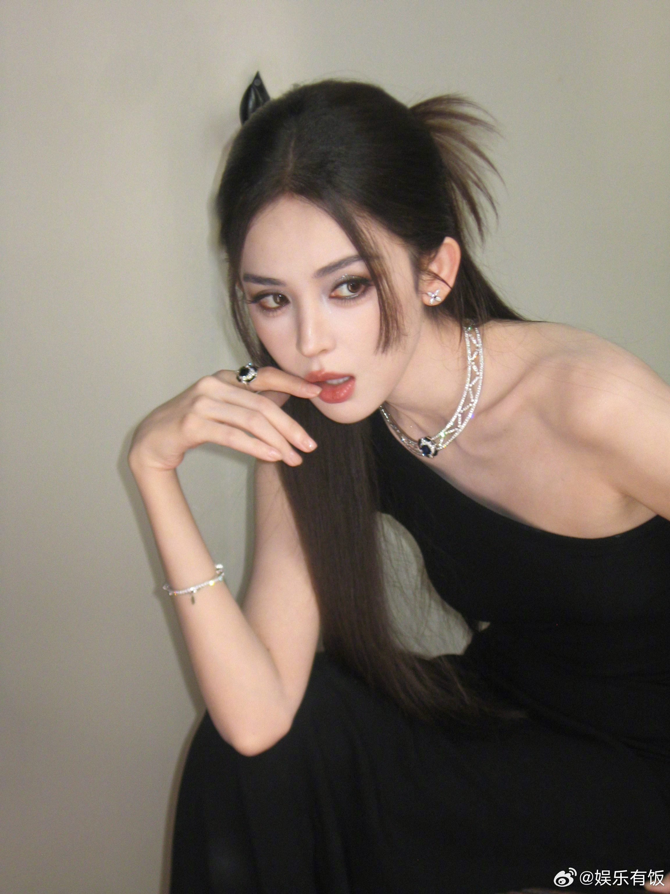 娜扎用男生拍照姿势出片娜扎不具任何讨好感的拍照动作 大美女就是要这样拍！这个娜扎