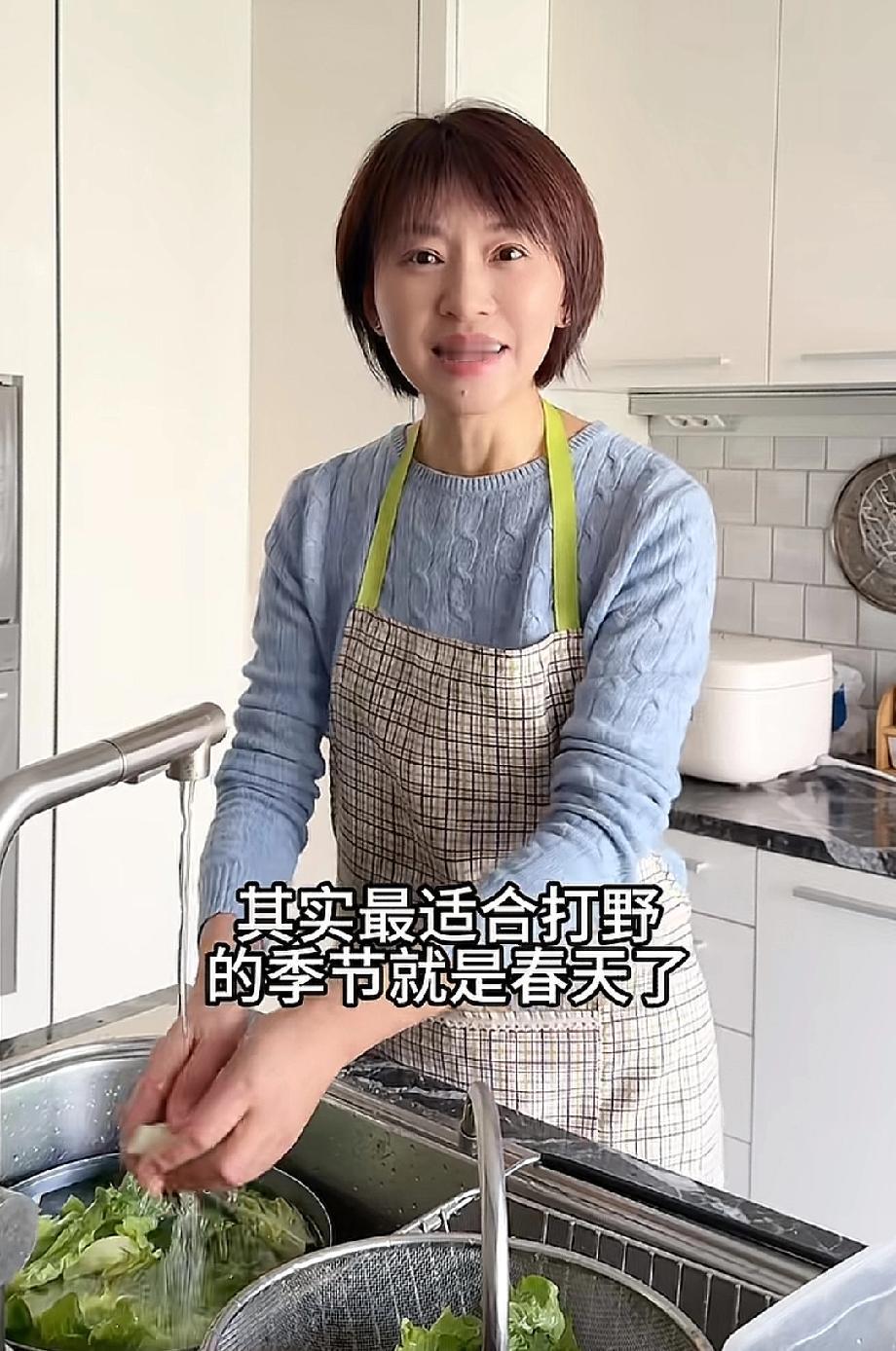 果然优秀的人到哪里都厉害
欧阳夏丹，已经不当主持人了
但是她拍了一个短视频，居然