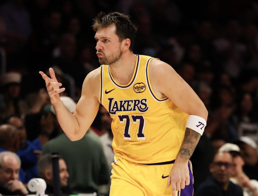 最后9秒，湖人落后3分，边线球开出来给到东契奇后，想要让他去单挑，但是活塞的防守